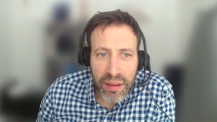 Alexandre Ollive avec un casque d'écoute et microphone en visioconférence.