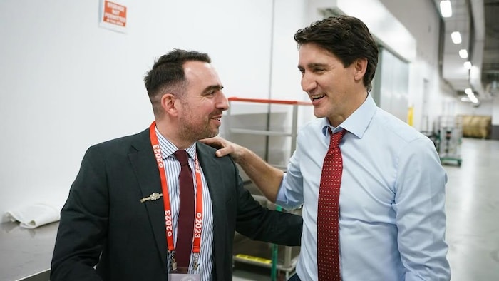Alexandre Soublière et Justin Trudeau rient en se regardant.