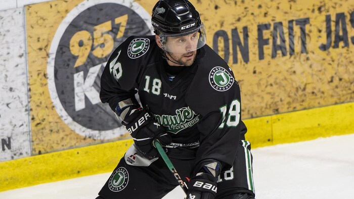 Alexandre Tremblay sur la glace durant un match de hockey.
