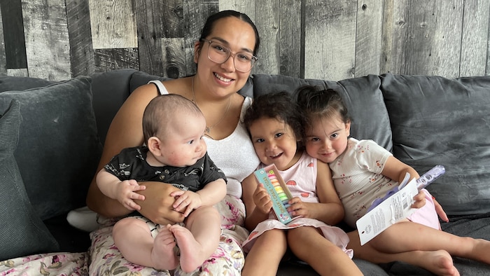 Une mère et ses trois enfants.
