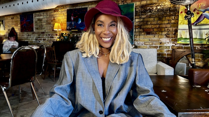Portait d'Alexia Kitoko dans un café à Toronto.