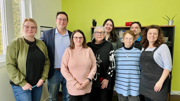 Un groupe de bénévoles entourent le député sortant.