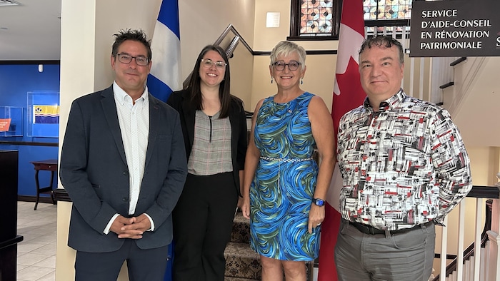 Photo de groupe avec Alexis Brunelle-Duceppe, accompagné entre autre de la directrice de la Société d'histoire du Lac-Saint-Jean.