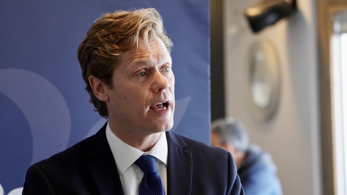 Alexis Deschênes lors de la conférence de presse pendant laquelle il a annoncé sa candidature à l'investiture.
