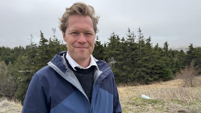 Alexis Deschênes sourit en regardant la caméra