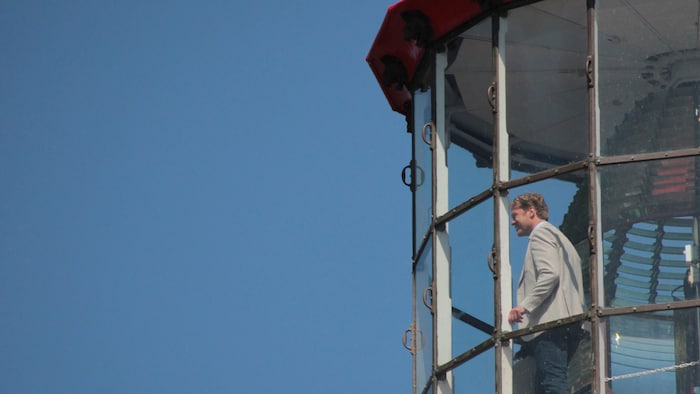 Alexis Deschênes dans un phare.