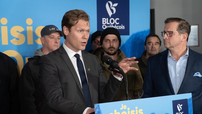 Alexis Deschênes, candidat du Bloc québécois dans Gaspésie—Les Îles-de-la-Madeleine—Listuguj, rencontre les pêcheurs du secteur Rivière-au-Renard, à Gaspé.