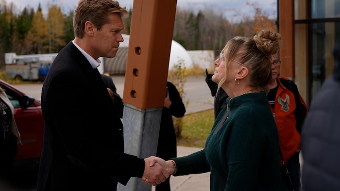 Alexis Deschênes, député fédéral pour la Gaspésie-Îles-de-la-Madeleine-Listuguj, serrant la main d'Amanda Roberts. 