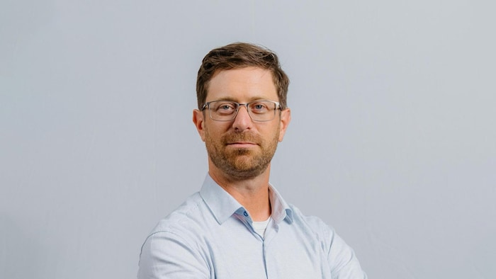 Portrait d'un homme qui regarde la caméra.