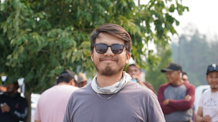 Un homme qui porte des lunettes de soleil.