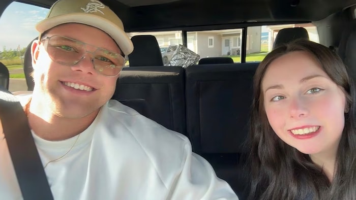 Aleysha Van Rooyen et son conjoint Shaun Lee dans un véhicule.