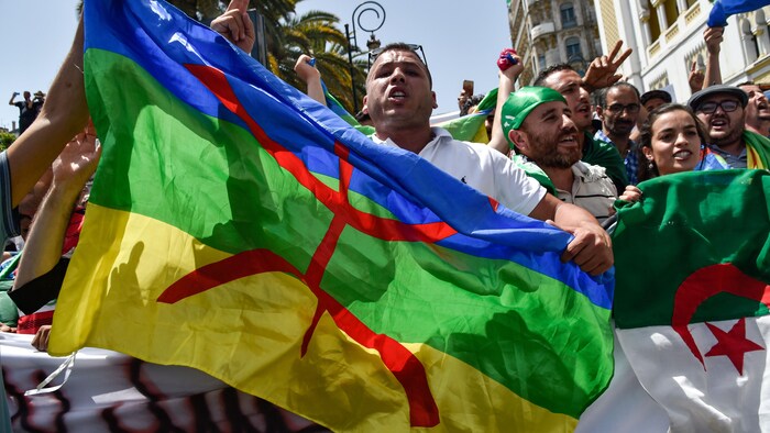 Algérie: seul le drapeau algérien toléré dans les manifestations
