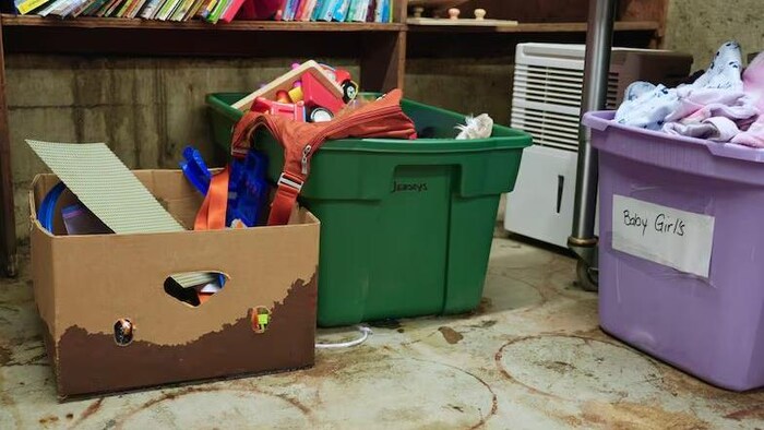 Des cartons mouillés à cause des dégâts d’eau et la moisissure à l’intérieur des sections fermées de l’Algoma Community Pantry.