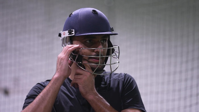 Ali Cheema met son casque de cricket.