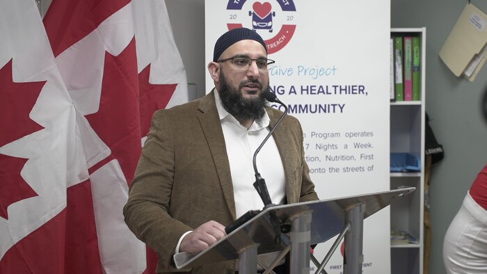 Ali Farooq parle lors d'une conférence de presse.