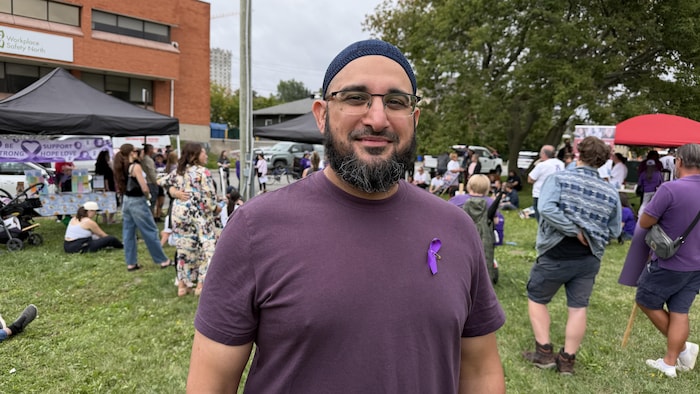 Ali Farooq, agent de mobilisation communautaire de l'organisme Go-give project devant la caméra.