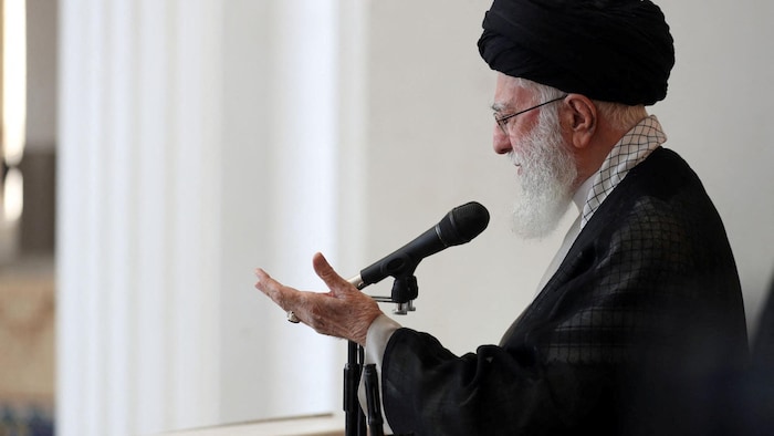 Ali Khamenei parle dans un micro.