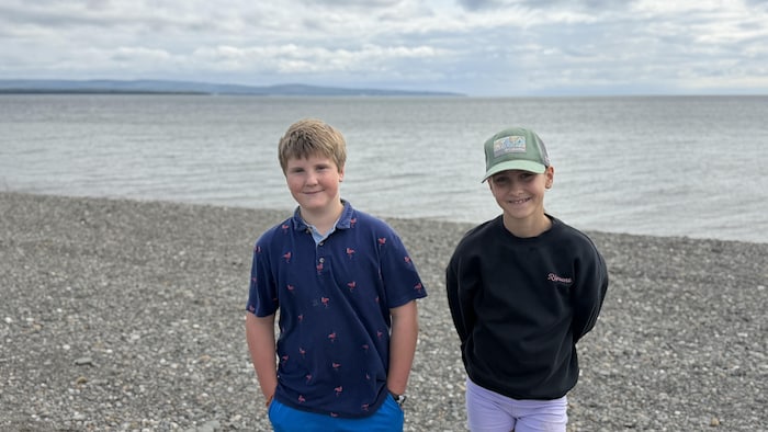 Portrait de Ali Samuel Fraser et Adélie Quilbé sur la plage.