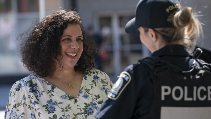 Portrait de Alia Hassan-Cournol avec une policière du SPVM.
