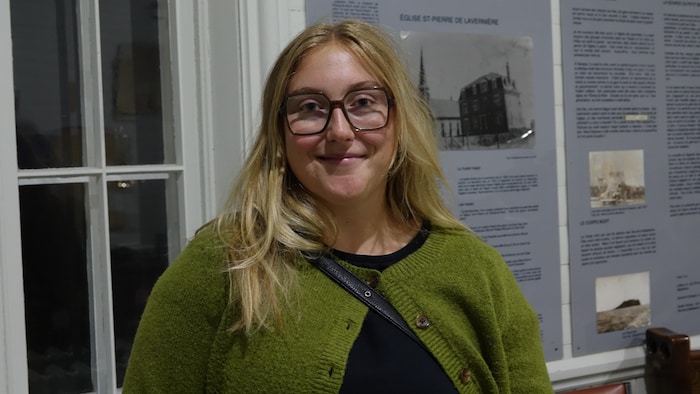 Alice Boudreau photographiée dans la sacristie de l'église Saint-Pierre-de-La-Vernière.
