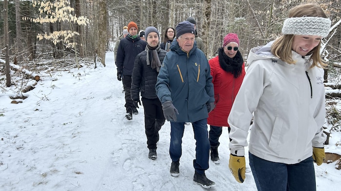 Plusieurs personnes marchent ensemble au Bois Beckett.