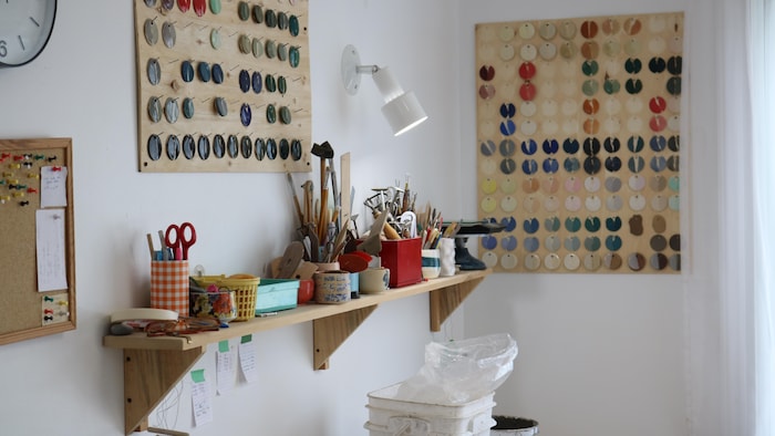 De l'équipement d'artisanat sur une tablette dans un atelier.