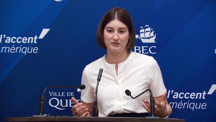 Alicia Despins lors d'un point de presse à l'hôtel de ville de Québec.