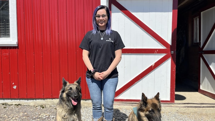 Alicia Gagnon Brillant en compagnie de ses deux chiens.