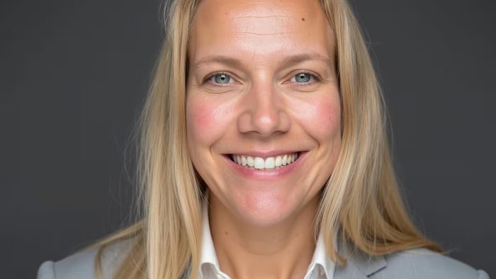 Une femme arborant un sourire.