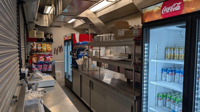 L'intérieur d'une cantine de stade de baseball.
