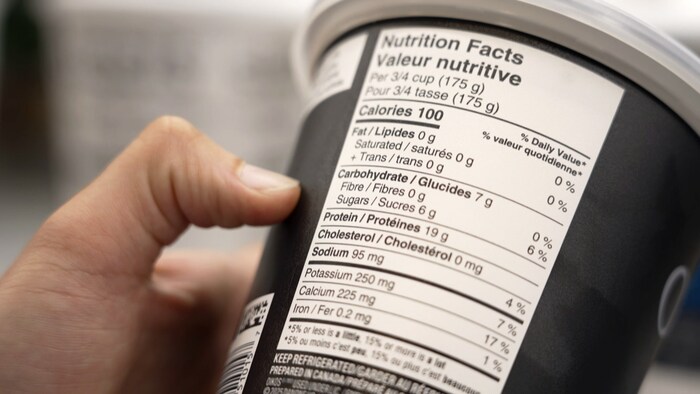 informations nutritionnelles d'un pot de yogourt.