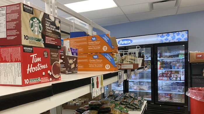 Des aliments sur une étagère de l'atelier R.A.D.O à Edmundston.