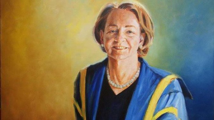 Un portrait d'Aline Chrétien, souriante