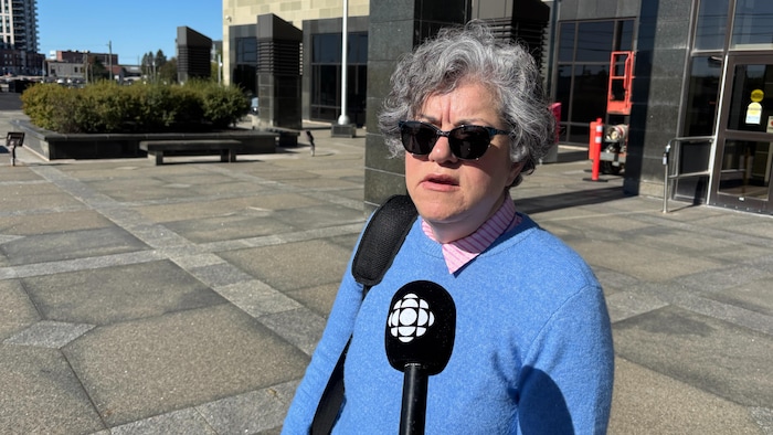 Alison Ménard en entrevue devant le palais de justice de Moncton.