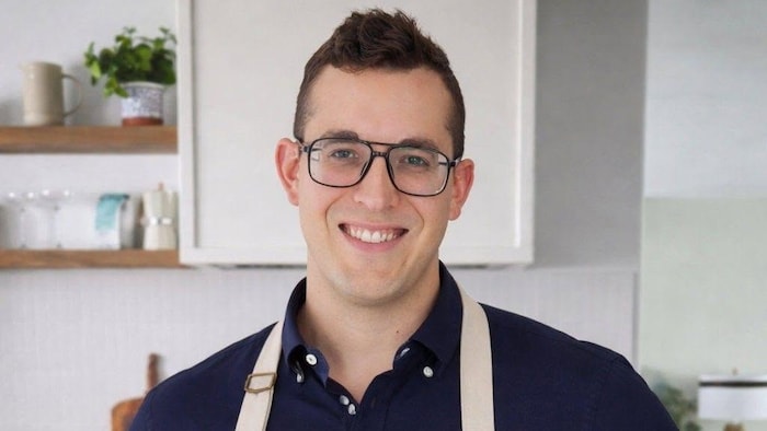 Alix Loiselle dans une cuisine, avec un tablier et une spatule.