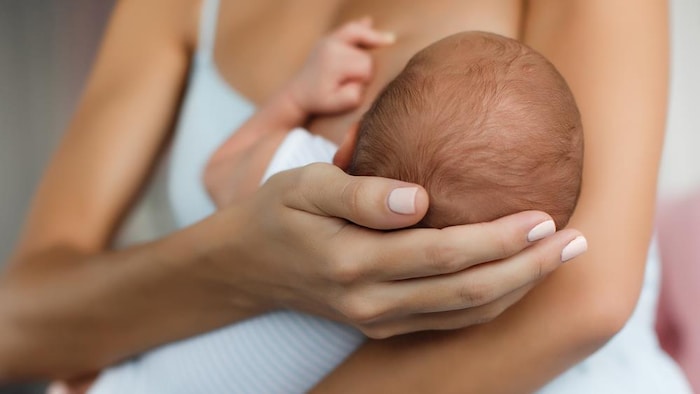 Une maman qui allaite son enfant.
