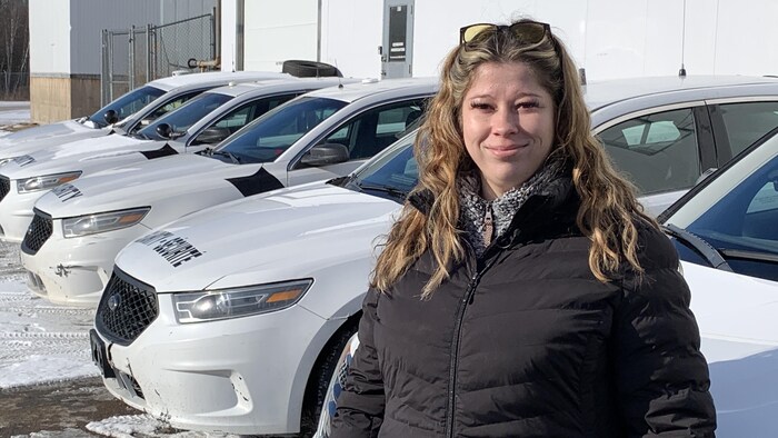 Allanah Blackmore devant une rangée de voitures de l'entreprise Eastern Safety Services.