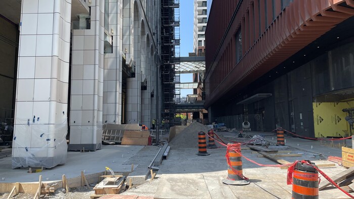 Un chantier de construction dans une ruelle.