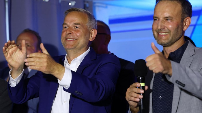 Leif-Erik Holm et Enrico Schult applaudissent.