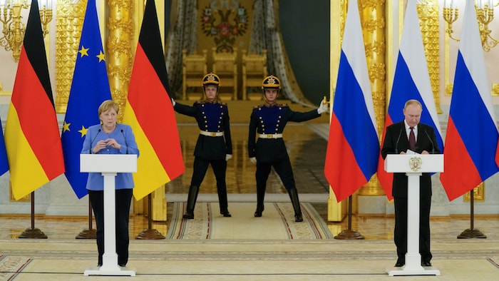 Angela Merkel et Vladimir Poutine en conférence de presse. 