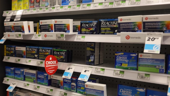Des boites de médicaments pour combattre les allergies dans une pharmacie.