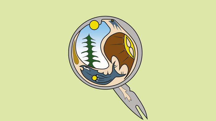 Un logo circulaire avec un oiseau, un poisson, un arbre et un soleil.