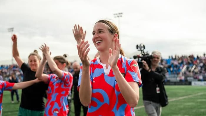 Elle applaudit le public après un match.