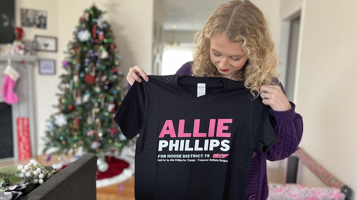 Allie Phillips tient un chandail sur lequel est écrit son nom.