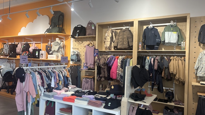 Des vêtements dans une boutique.
