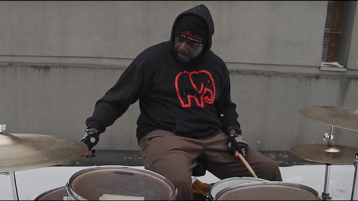 Allon McCall joue de la batterie.