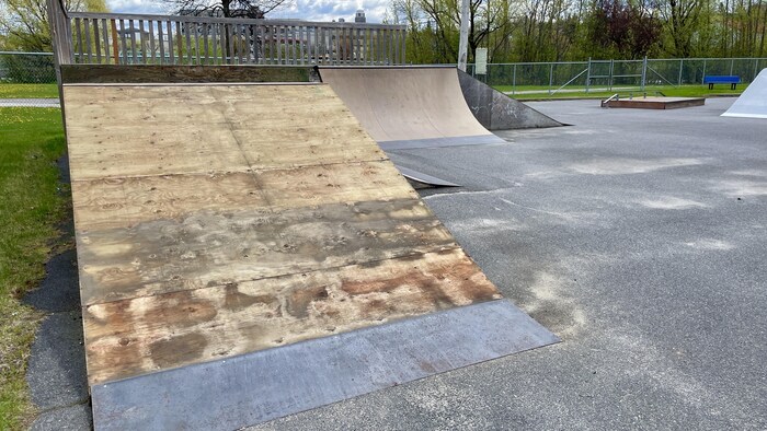 Le recouvrement d'un module pour faire de la planche à roulettes a été arraché. 