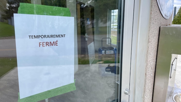 Une feuille qui porte le mot fermé est collée sur la fenêtre du bloc sanitaire.
