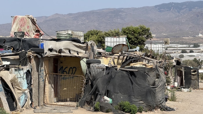 Une maison dans un bidonville dans une région aride.