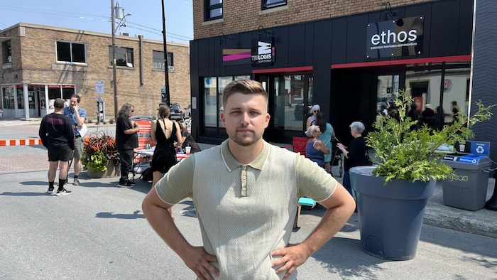 Les mains sur les hanches, Frédéric Duret pose pour la photo devant la manifestation.